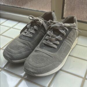 UGG Sz 40 Unisex Gray Sneakers
